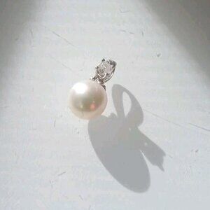 14k White Gold Pearl & Diamond Pendant necklace
